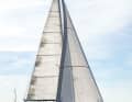Die Linien der Oceanis 361 sind verglichen mit  modernen Entwürfen gefällig. Scheuerleiste und Rumpffenster  brechen den Freibord geschickt