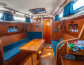 Lots of wood, lots of storage compartments: the saloon is cosy and bright thanks to the deck hatch