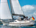 Thanks to its high freeboard, the Contest sails very dry. Typical: the teak rubbing strake