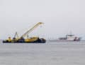 La grue flottante "Hebo Lift 10" doit soulever le yacht de 56 mètres pesant 560 tonnes. Le mât de 75 mètres restera pour l'instant au fond de la mer, à 50 mètres de profondeur. La zone autour des travaux de sauvetage est largement bouclée, les garde-côtes italiens surveillent la zone.