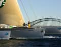 Il Giga-Cat "Geronimo" (34 x 22 metri) poco dopo il decollo da Sydney. Il 2 giugno 2005 è iniziata la circumnavigazione dell'Australia a tempo di record.