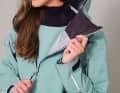 At first glance, the drysuit could also be an oilskin suit. The cuffs are protected by cuffs and a high collar with a hood