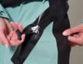 Der wasserdichte Zipper auf dem unteren Rücken