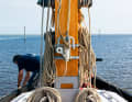 The halyards and spreaders are operated with winches on the main mast