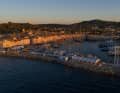 Typisch Saint-Tropez: An Spätsommerabenden legt sich kupferfarbenes Licht über den Kirchturm der Notre-Dame-de-l’Assomption und auf die in Ocker- und Pastelltönen getünchten Fassaden des Vieux Port.