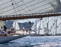 Bei den Les Voiles de Saint-Tropez starteten 81 Klassiker. „Elena of London“ ganz in Lee: Die 55 Meter lange Replika wurde 2009 in Spanien gebaut.