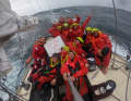 Die Crew auf "Pen Duick VI" feiert Kap Hoorn