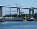 Das Segelschiff "Gorch Fock I" wird von Schleppern vom Stadthafen durch die Ziegelgraben- und Rügenbrücke auf die Stralsunder Volkswerft geschleppt