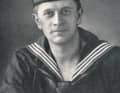 Namensgeber: Johann Kienau im Jahr 1916. Das Mützenband trägt den Namen des Schiffes, auf dem er in der Skagerrakschlacht unterging: "SMS Wiesbden".