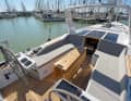 de série. Bancs derrière les montants de barre et écoute de grand-voile articulée sur l'étrier