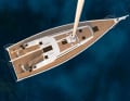 Alles nach achtern, und das Cockpit bleibt frei. Die Illustration oben zeigt das Deckslayout des Standardbootes