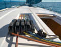 Only with the Race version: The halyards and trim lines run concealed on the stoppers on the companionway