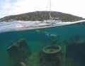 In der Ankerbucht Agrilidi liegt im Westzipfel ein gesunkenes Ladeschiff knapp unter der Wasserlinie - Einen Tauchgang wert!