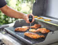 Einige Grills im Test haben ein Thermometer im Deckel, das Anhaltspunkte liefert. Wie hoch die Temperatur im Steak ist,  erkennt man aber nur mit  dem Grillthermometer.