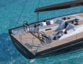 The layout of the race version: primary and secondary sheet winches for the mainsheet and genoa sheet on and behind the cockpit coaming, roof winches to the side of the companionway for the halyards and trim lines. Plus a long traveller on the cockpit floor
