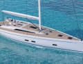 Long and stretched lines, relatively little freeboard, flat cabin superstructure. The lines of the Grand Soleil 52 Performance are excitingly beautiful