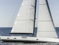 Aufregende Linien: Solaris’ Hauskonstrukteur Javier Soto Acebal legte den Rumpf des Flaggschiffes gewohnt sportlich an, mit Doppelruderanlage undleicht negativem wie stumpfem Steven. Auf spitzen Kursen stehen 686 Quadratmeter im Wind, dank Großsegel mit schmalem Top ohne Backstagen.