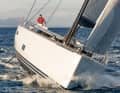 Stable: The design limits the angle of inclination. Hence the wide stern with two rudder blades and soft hull edges, which also adorn the bow.