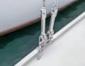 Cricche capillari dovute a picchi di sollecitazione: Possono verificarsi sottili incrinature su accessori molto sollecitati, come le sartie esterne. La causa risiede nel gelcoat stesso o nel laminato, il che rende difficile decidere se ripararle o meno. Se si tratta solo di una crepa isolata, può essere ignorata piuttosto che una disposizione a ragnatela. Un altro punto debole è la struttura sotto la base dell'albero.