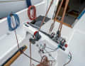 High riding beam: The traveller sits high and can therefore be shorter. The mainsheet is designed for coarse and fine adjustment