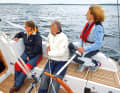 Hallberg-Rassy 310: Der Rudergänger kann hochbords hocken und mit dem Ausleger steuern, oder er sitzt entspannt auf den Duchten, die bis zum Heck reichen. Die kleine HR hat das kürzeste und schmalste Cockpit im Vergleich