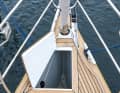 Hallberg-Rassy 310: Tiefer Ankerkasten, in dem auch Fender gelagert werden können. Die Form des Bug­korbes ist benutzungsfreundlich, die Fest­haltemöglichkeiten sind gut. Die versenkte Rollanlage gehört bei HR zum Lieferumfang