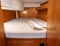 Hallberg-Rassy 310: With a width at shoulder height of 1.40 metres, the boat from Sweden just meets the minimum requirements for two adults to sleep. The bunk cushions are very comfortable and the mahogany side rails are also pleasing