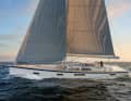 To kneel down: Flush deck up to the mast, a fine, gathered superstructure, stretched lines - even Germán Frers doesn't manage a hull like this every day