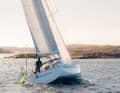 La poupe est large, le bateau est équipé d'un double safran.