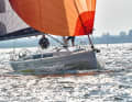 Hanse 348: With the lines consistently led aft, the Hanse is fully suitable for single-handed sailing, especially with a self-tacking jib. There are versions with two or three cabins. Hull length 9.99 m; width 3.55 m; weight 6.5 tonnes; from 167,670 euros