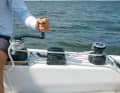 Un agencement fonctionnel : lorsqu'un équipier veut régler les voiles, les winches avant en option permettent de manœuvrer facilement les écoutes.
