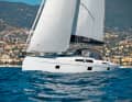 Dans cette solution, la toile la plus petite est la voile standard pour les vents plus forts et la croisière. La voile avant, nettement plus grande, est utilisée sur les parcours spacieux et par vent faible.