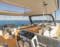 Le cockpit avant est séparé des postes de pilotage, où ...