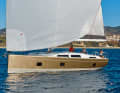 The first thing that catches the eye is the large hull windows made of real glass. The deck is heavily modified, the proven hull comes from the Hanse 415