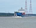 Pfingsten 2019 auf der Elbe: Lotsenschoner No. 5 „Elbe“ läuft einem Con­tainerschiff vor den Bug