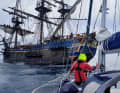 Il tre alberi "Götheborg", lungo 47 metri, ha trainato uno yacht nel Canale della Manica alla fine di aprile.