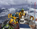 Auf See steuert die Crew abwechselnd