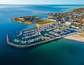 Tolles Etappenziel im Norden des Øresunds: Helsingør auf Seeland. Vorn im Foto der große Nordhavn, dahinter  das berühmte „Hamlet-Schloss“ Kronborg