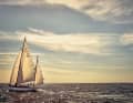 Die geteilten Segelflächen der Yawl sind bei Hafenmanövern unter Segeln von großem Vorteil, haben sich aber auch bei Starkwind sehr bewährt