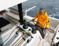 Reaching the trim lines is not ideal because the crew or helmsman have to lean far over the wheel or work from the side - especially because of the sometimes very heavy loads. But with practice and caution, it works