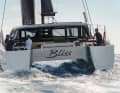Une vue inhabituelle. Presque tous les catamarans ont des rétroviseurs ouverts avec des marches. Le HH44, en revanche, mise sur des plates-formes de bain abaissables et des poupes fermées, ce qui présente de nombreux avantages. Autre point fort : le haut pavois, qui offre au barreur un sentiment de sécurité et la possibilité de s'appuyer.