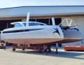 HH 44: un catamarano altamente innovativo, che a rigore rimane appena sotto il limite dei 45 piedi. Tuttavia, l'HH 44 offre più spazio in coperta e sottocoperta rispetto a molti multiscafi più grandi, grazie alle sue piattaforme da bagno ripiegabili. Disponibile a scelta con motorizzazione diesel-elettrica, in versione per lunghe distanze o, come mostrato qui, come performance cat con tavole centrali in carbonio. Interni eleganti e funzionali, anch'essi variabili. Lunghezza 13,41 m; larghezza 7,50; pescaggio 1,10-3,00 m, peso 9,4 t; superficie velica 125,3 m2, capacità velica 5,3; prezzo franco cantiere: 1.045.590 euro.