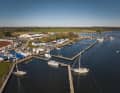 Der zur Werft gehörende Hafen liegt idyllisch