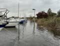È ancora possibile scorgere il molo attraverso l'acqua. Ma salire a bordo è diventata una scalata