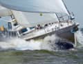 Le "Polaris" navigue comme un quillard long navigue - plutôt paresseux, mais docile. Pour faciliter les manœuvres depuis le cockpit, un mât à enrouleur a été gréé lors du refit 2019.