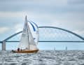 D'où vient le vent ? Bateau IF devant le pont du Fehmarnsund | YACHT/Nico Krauss