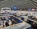 Die Messe gleicht einem gigantischen Flohmarkt, auf dem die Hersteller Tisch an Tisch ihre Produkte präsentieren