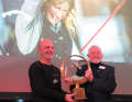 Bobby Schenk presents his new prize to Michael Guggenberger, who receives it on behalf of Kirsten Neuschäfer