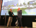 Skipper Guggenberger, here in conversation with TO boss Marcus Warnke, is honoured himself for his third place in the Golden Globe Race