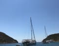 Die Bucht Fikiada im Süden der Insel Sifnos lockt mit glasklarem Wasser und bietet genug Platz für Segler